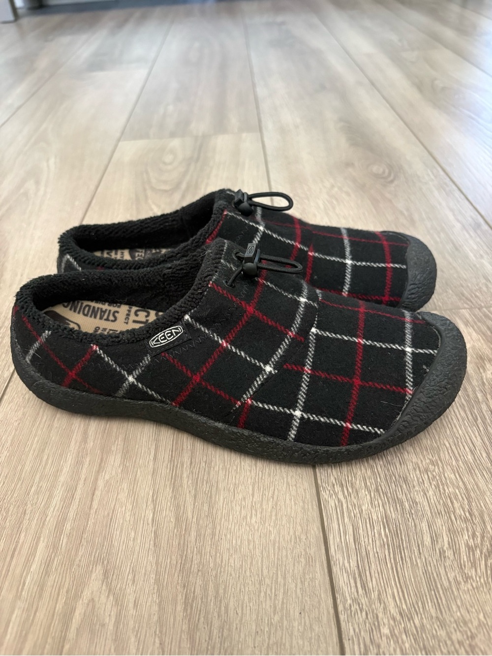 NWOT KEEN Howser III Slide Women's Slip On Shoes Black Plaid- Size 39/8,5